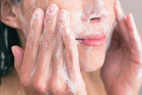 Inicia tu rutina de skincare lavando tu cara