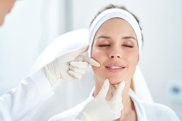 Cuidado de la piel por una cosmetologa