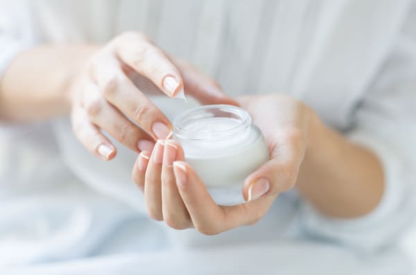 Imagen de la aplicación de una crema hidratante después de la limpieza facial.