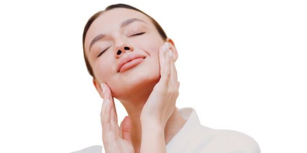 Cosmetóloga profesional aplicando técnicas de cuidado de la piel.
