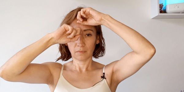 Rostro de mujer mostrando una piel sana y radiante gracias al yoga facial