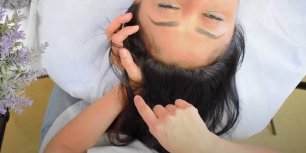 Ejemplo de la maniobra de tracción del cabello en masaje relajante
