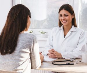 Momento de una entrevista cosmetológica, clave para personalizar el tratamiento facial del paciente.