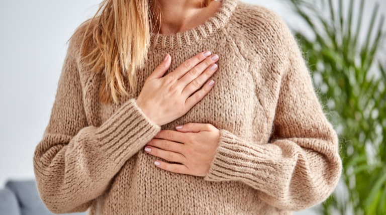 Tratamiento de microestimulación facial y contraindicaciones para personas con problemas de corazón