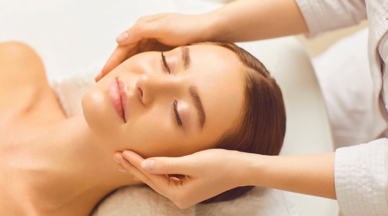 Masaje facial relajante y revitalizante aplicado después de la microestimulación facial