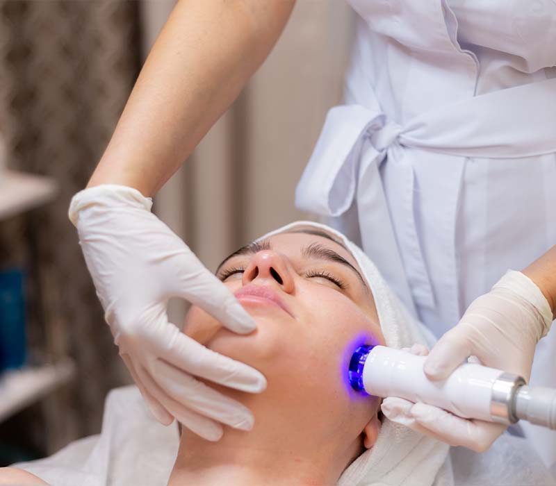 Esteticistas participando en cursos especializados en EDUEM, perfeccionando sus habilidades en tratamientos avanzados.