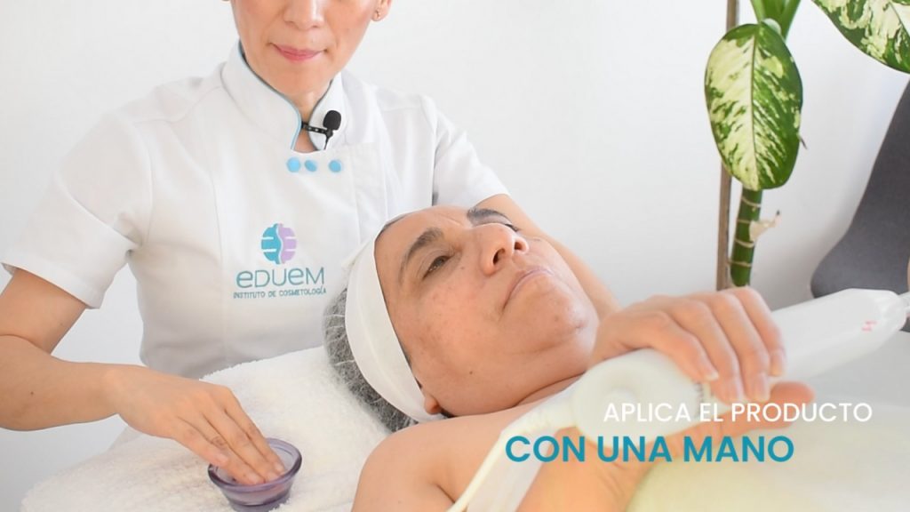 Aplicación del gel o emulsión en el rostro antes de realizar el masaje facial con alta frecuencia.