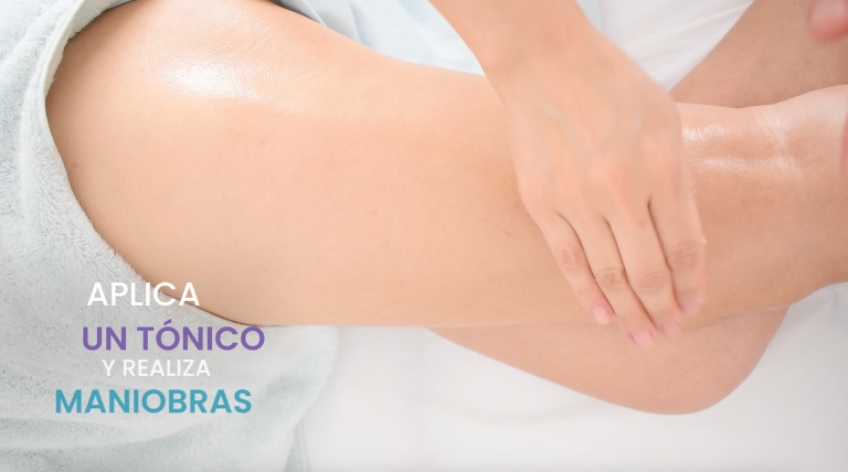 Aplicación de tónico facial para preparar la piel en tratamiento estético.