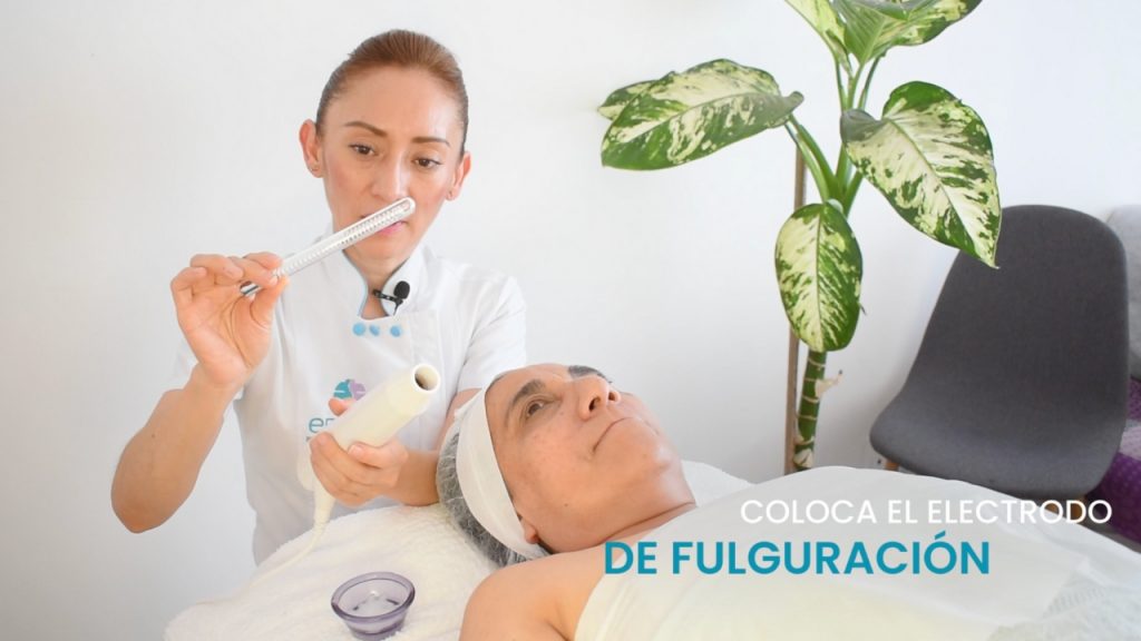 Electrodo de fulguración utilizado para realizar un masaje facial con alta frecuencia de manera indirecta.