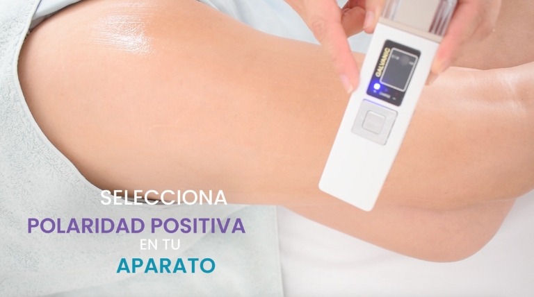 Equipo de aparatología estética galvánica utilizado en tratamientos anticelulitis.
