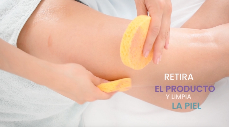 Esteticista realizando limpieza de la piel antes del tratamiento anticelulitis.