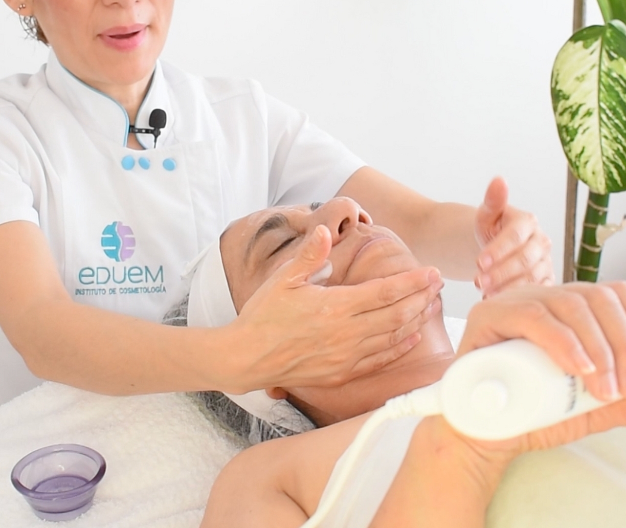 Mujer recibiendo un masaje facial con alta frecuencia, mostrando los beneficios del tratamiento.