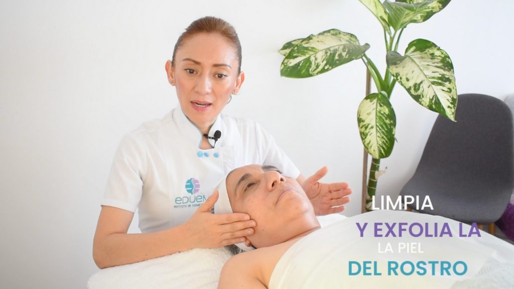 Rostro de una clienta con la piel limpia y lista para recibir el masaje facial con alta frecuencia.