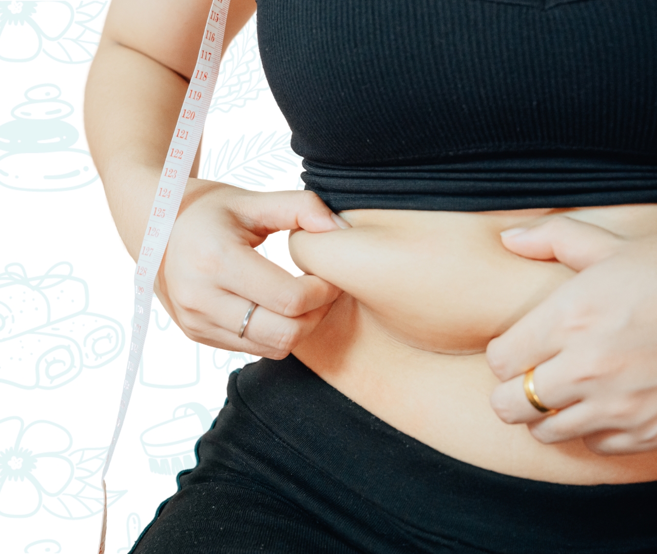 Mujer midiendo su cintura con cinta métrica y pellizcando la piel del abdomen, simbolizando la reducción de grasa abdominal sin cirugía.