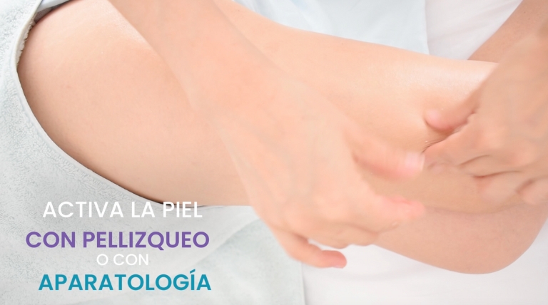 Técnica de pellizqueo para activar la piel antes del tratamiento anticelulitis.
