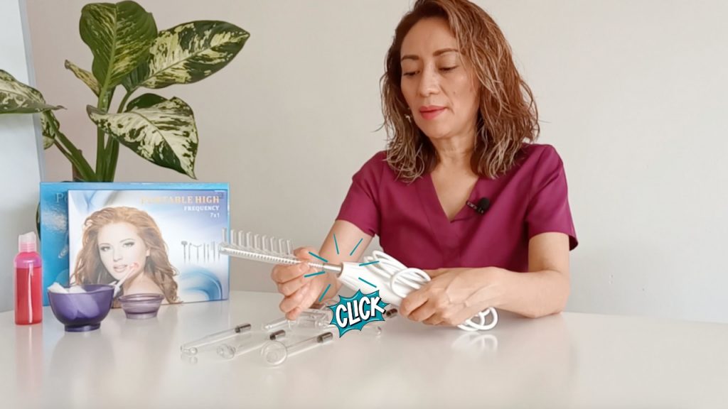 Conexión del electrodo al aparato de alta frecuencia para tratamientos faciales.