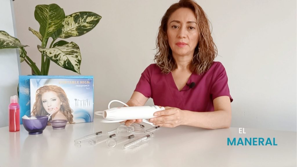 Maneral del aparato de alta frecuencia con perilla de encendido y conexión para electrodos.