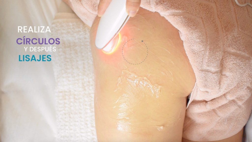 Esteticista realizando movimientos circulares en glúteos con electroestimulación.