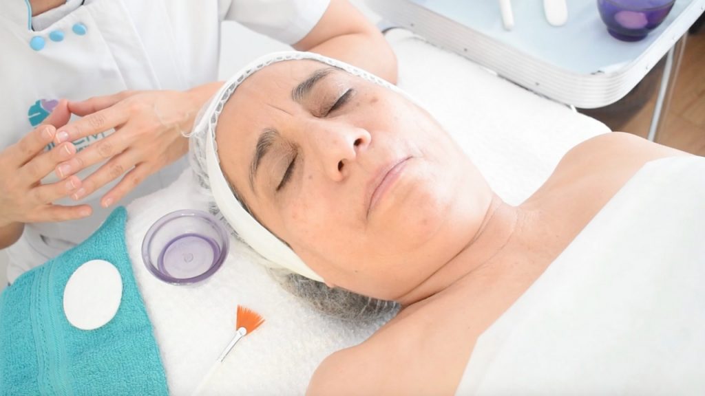 Profesional aplicando corriente galvánica facial durante un tratamiento.