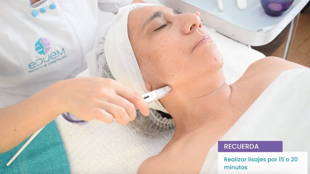 Tratamiento facial en piel madura con corriente galvánica.