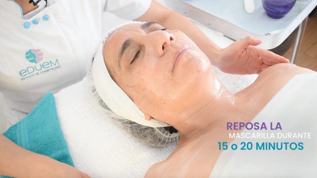 Aplicación de mascarilla facial después del tratamiento galvánico.