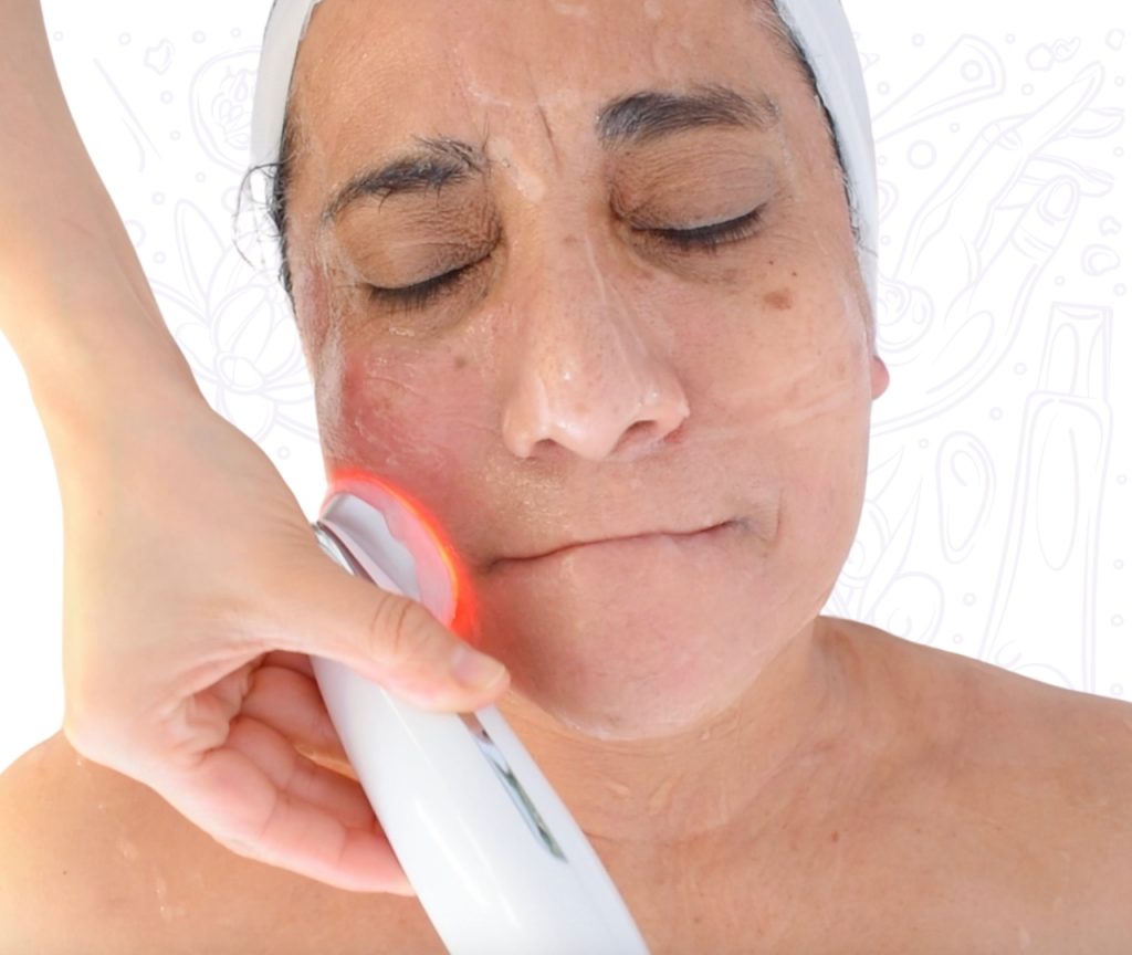 Aplicación de microestimulación facial profesional en cabina estética.