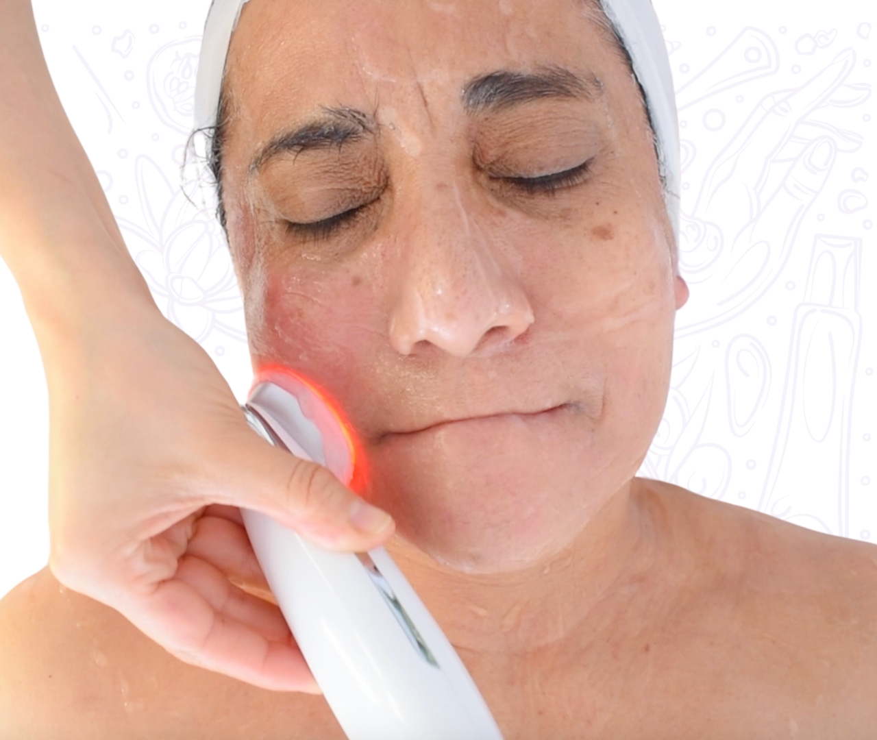 Aplicación de microestimulación facial profesional en cabina estética.