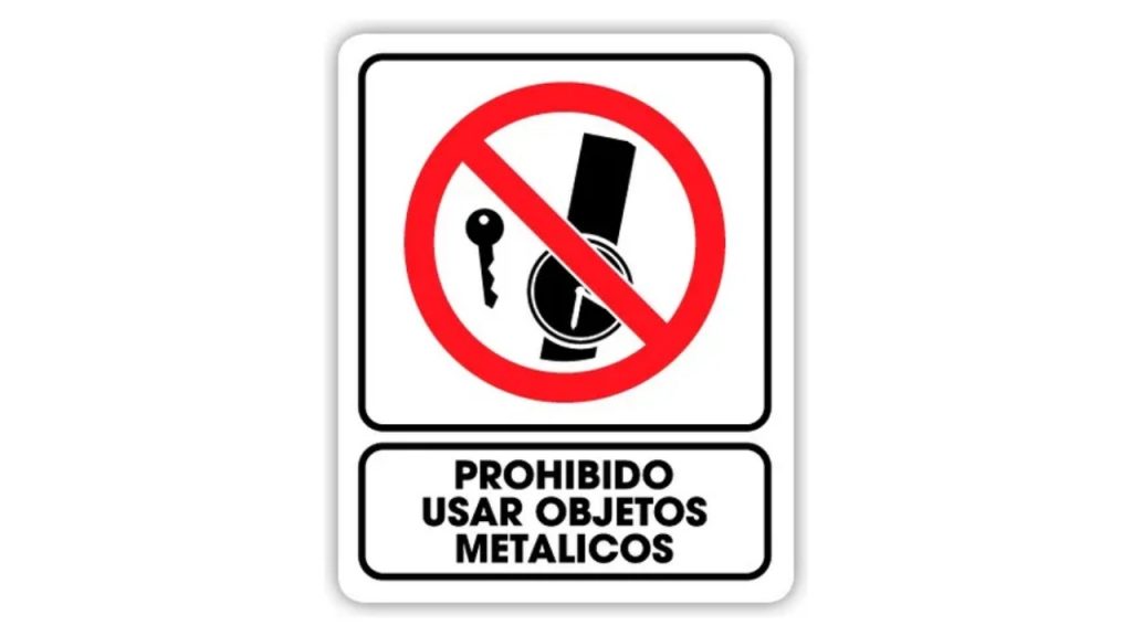 Advertencia sobre no usar objetos metálicos durante el tratamiento con corriente galvánica.