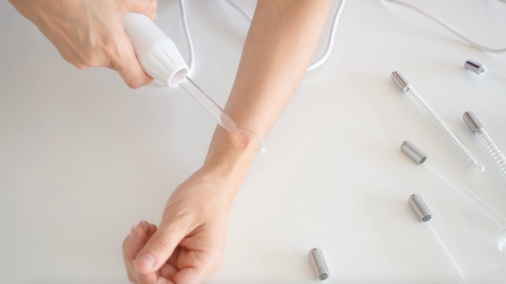 Técnica de efluvio con contacto directo de electrodo de alta frecuencia en la piel.