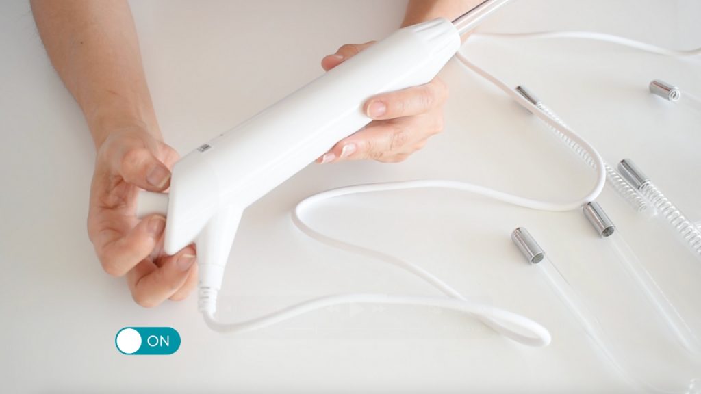 Encendido del aparato de alta frecuencia para tratamientos faciales.