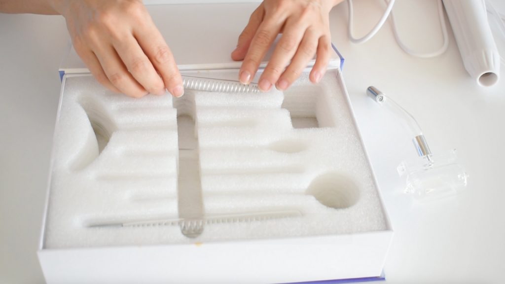 Electrodos de alta frecuencia guardados en caja protectora después de su uso.