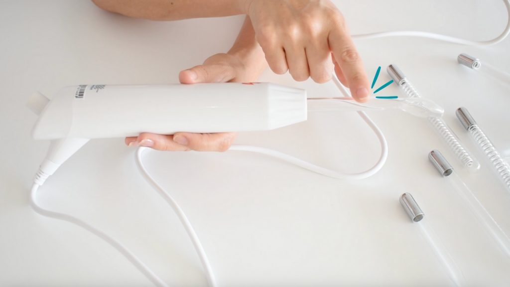 Ajuste inicial en baja intensidad del aparato de alta frecuencia estética.