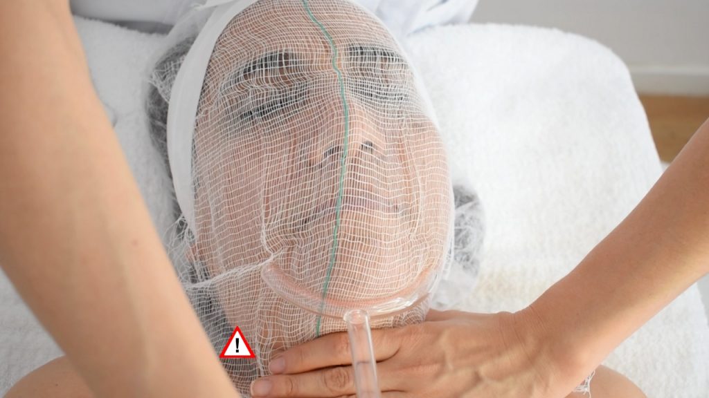 Aplicación del electrodo de alta frecuencia en la zona del mentón para mejorar la circulación y tonificar la piel.