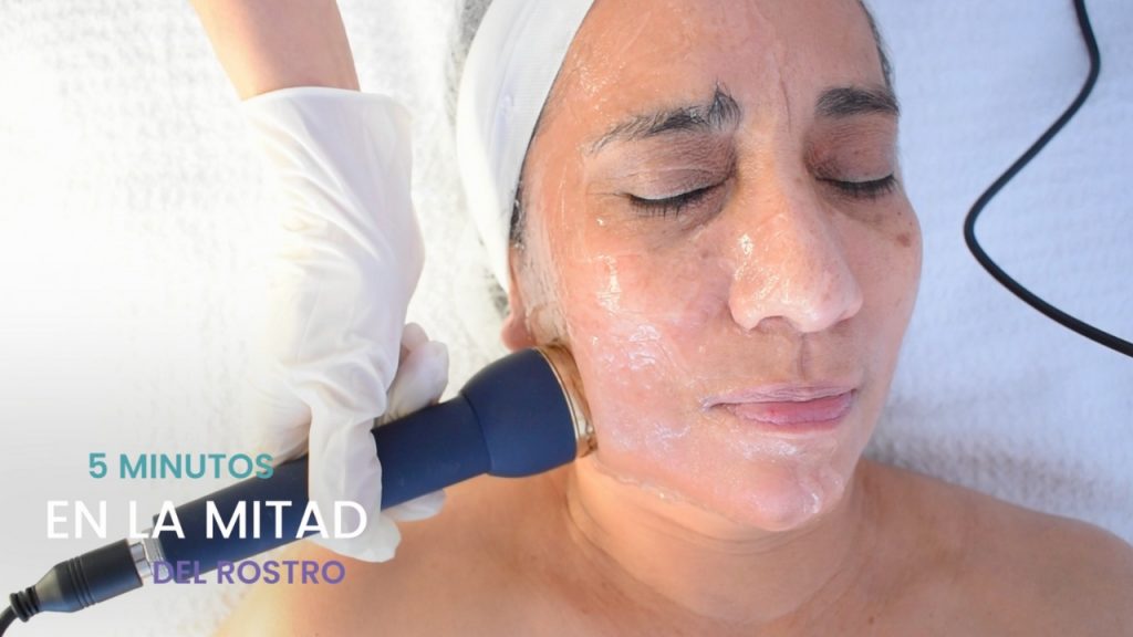 Demostración paso a paso de la aplicación del ultrasonido facial en zona facial.