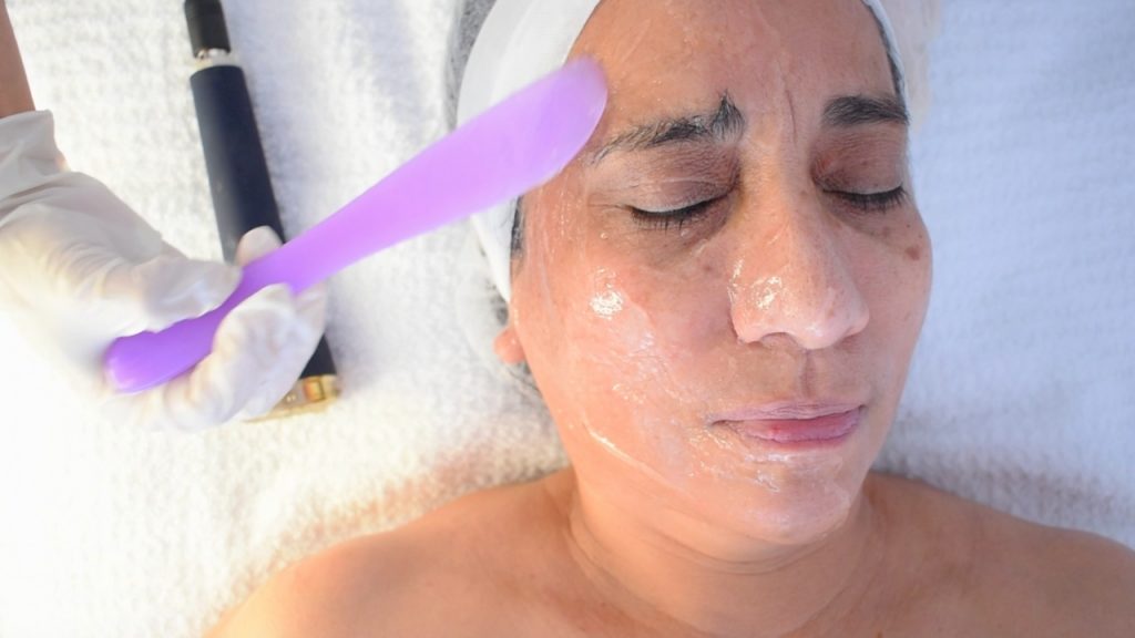 Profesional mostrando los beneficios del ultrasonido facial para rejuvenecimiento del rostro.