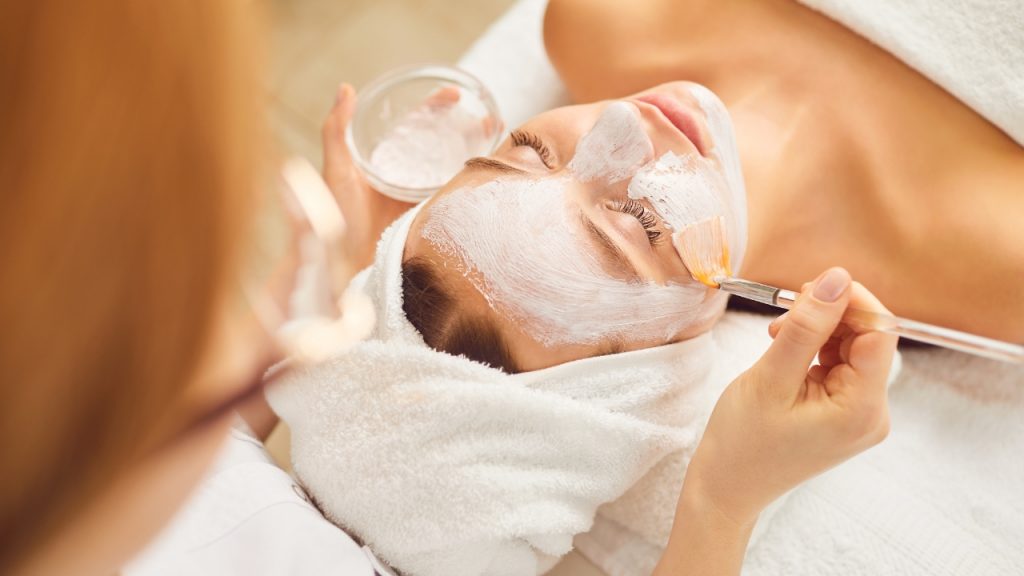 Cierre de cosmetóloga: protocolo completo de preparación de la piel con aparatología facial y recomendaciones finales para resultados seguros y visibles.