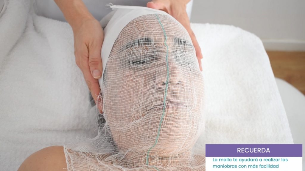 Colocación de gasa facial antes de aplicar el tratamiento con alta frecuencia para piel sensible.