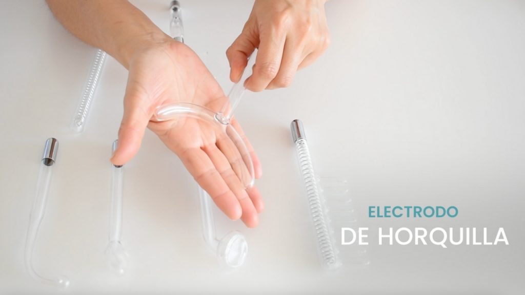 Aplicación del electrodo de horquilla en cuello y doble mentón.