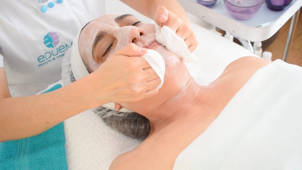 Peeling enzimático retirando células muertas de forma suave y controlada.