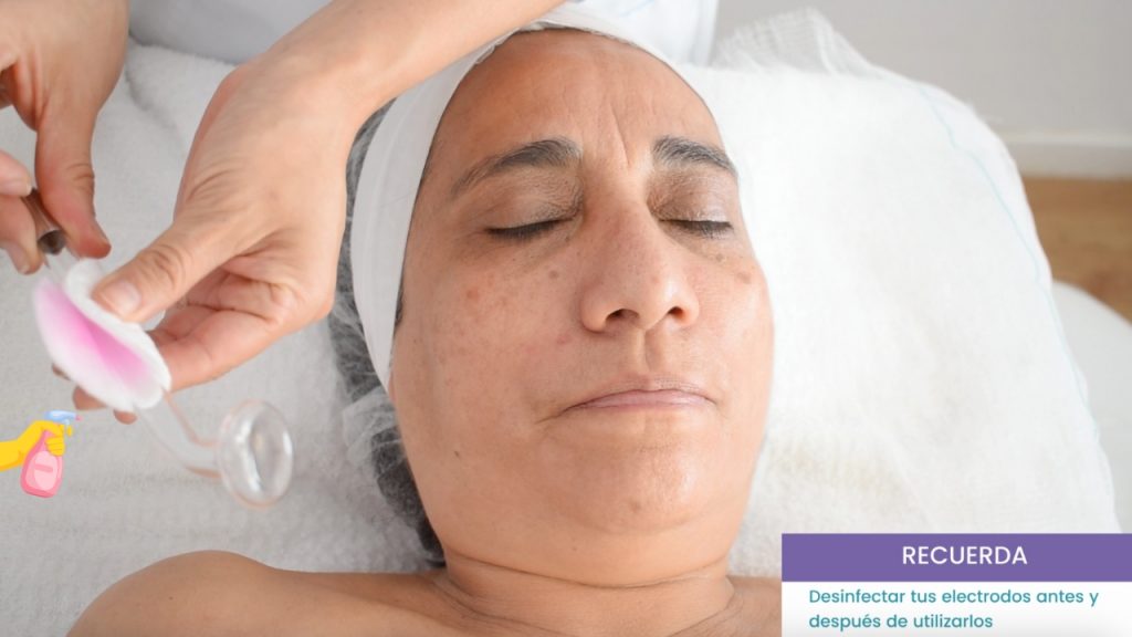 Limpieza y desinfección de electrodos del aparato de alta frecuencia facial antes del tratamiento.