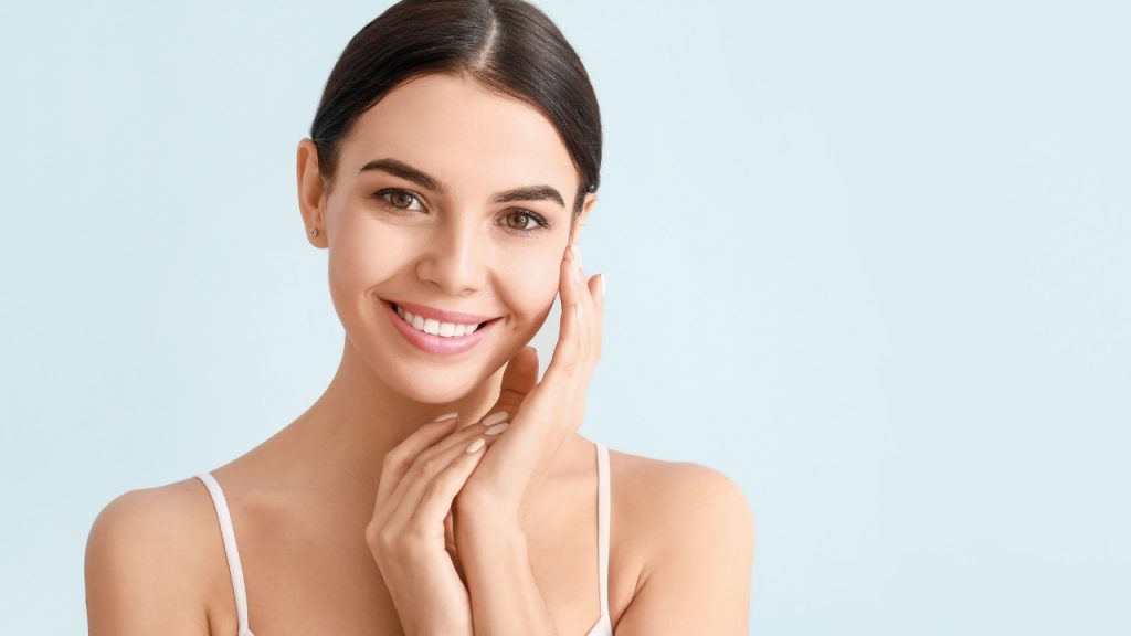 Limpieza facial profunda como primer paso para preparar la piel antes de aplicar activos.