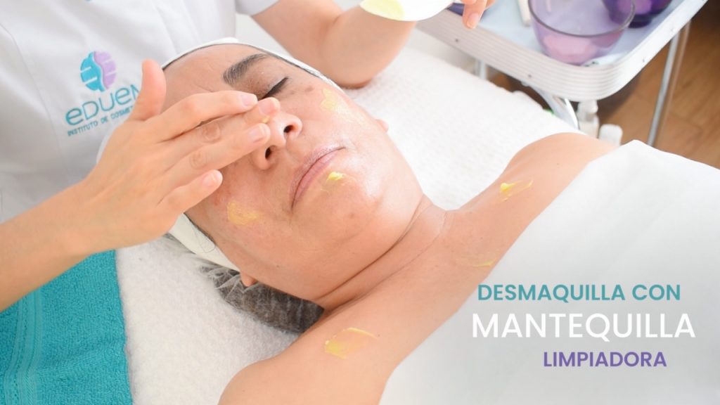 Desmaquillar rostro, cuello y escote para retirar maquillaje, sebo y contaminantes antes del tratamiento.