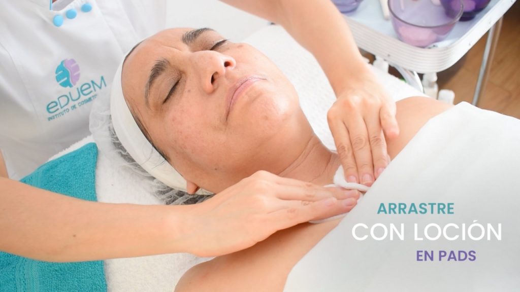 Locionar con tónico facial para equilibrar el pH y acondicionar la piel antes de aplicar activos.