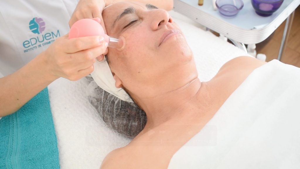 Activar la piel con técnica de pellizqueo, ventosas o corriente galvánica para potenciar la absorción de sérums.