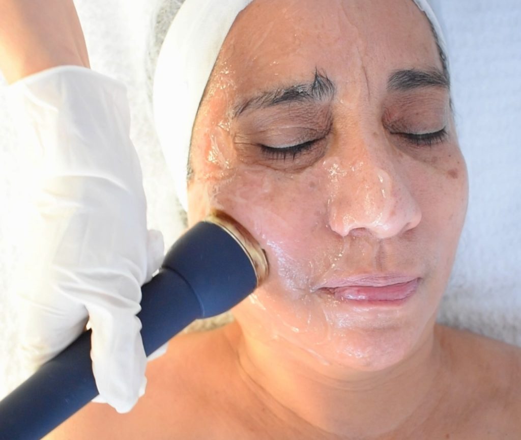 Portada del artículo sobre ultrasonido facial, mostrando a una mujer con piel luminosa y rostro rejuvenecido tras el tratamiento.