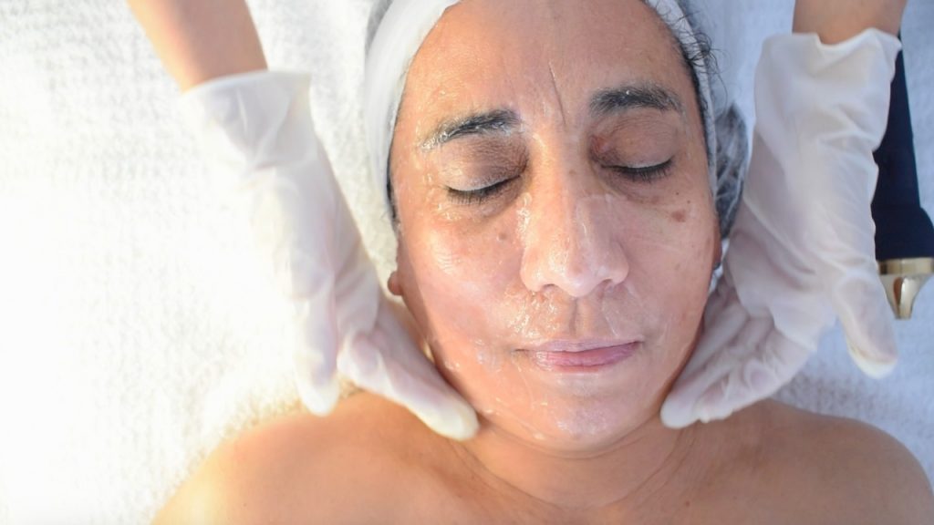 Comparativa de resultados antes y después del ultrasonido facial en piel madura.