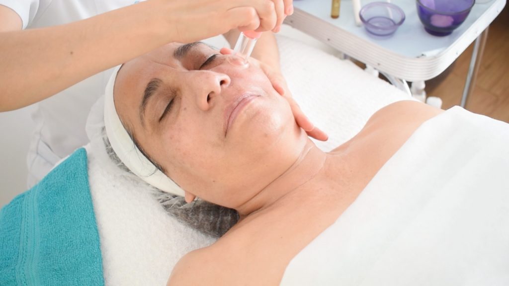 Ventosas faciales en protocolo de lifting para mejorar irrigación y drenaje linfático.