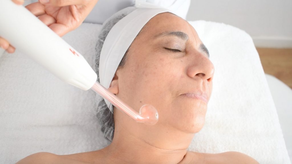 Beneficios de la alta frecuencia facial para piel con acné y tratamiento cosmético.