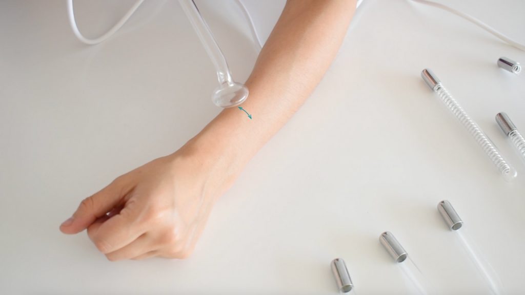 Electrodo de hongo usado en alta frecuencia para tratamientos faciales profesionales.