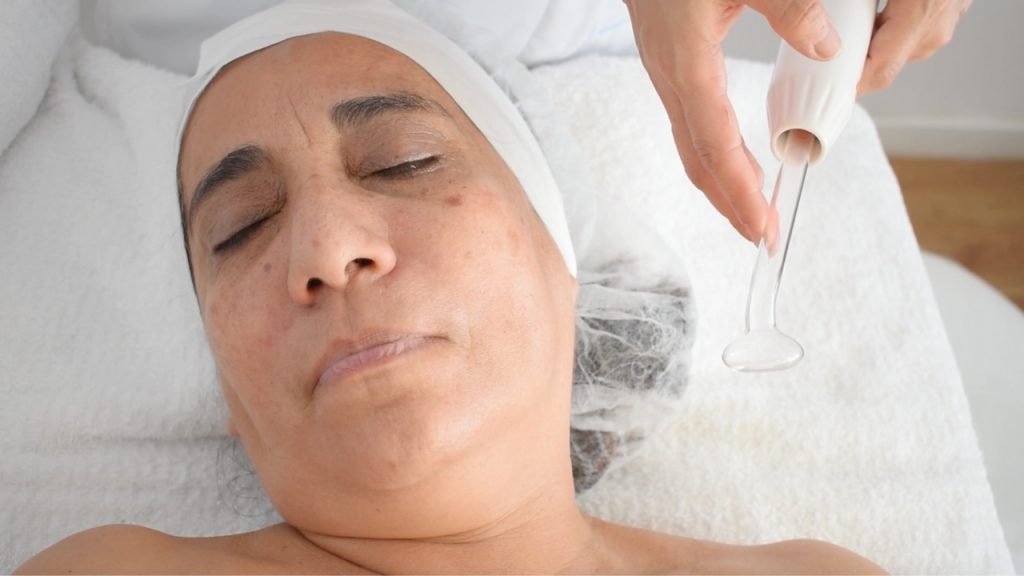 Demostración de la separación entre el electrodo y la piel en la técnica de chisporroteo.